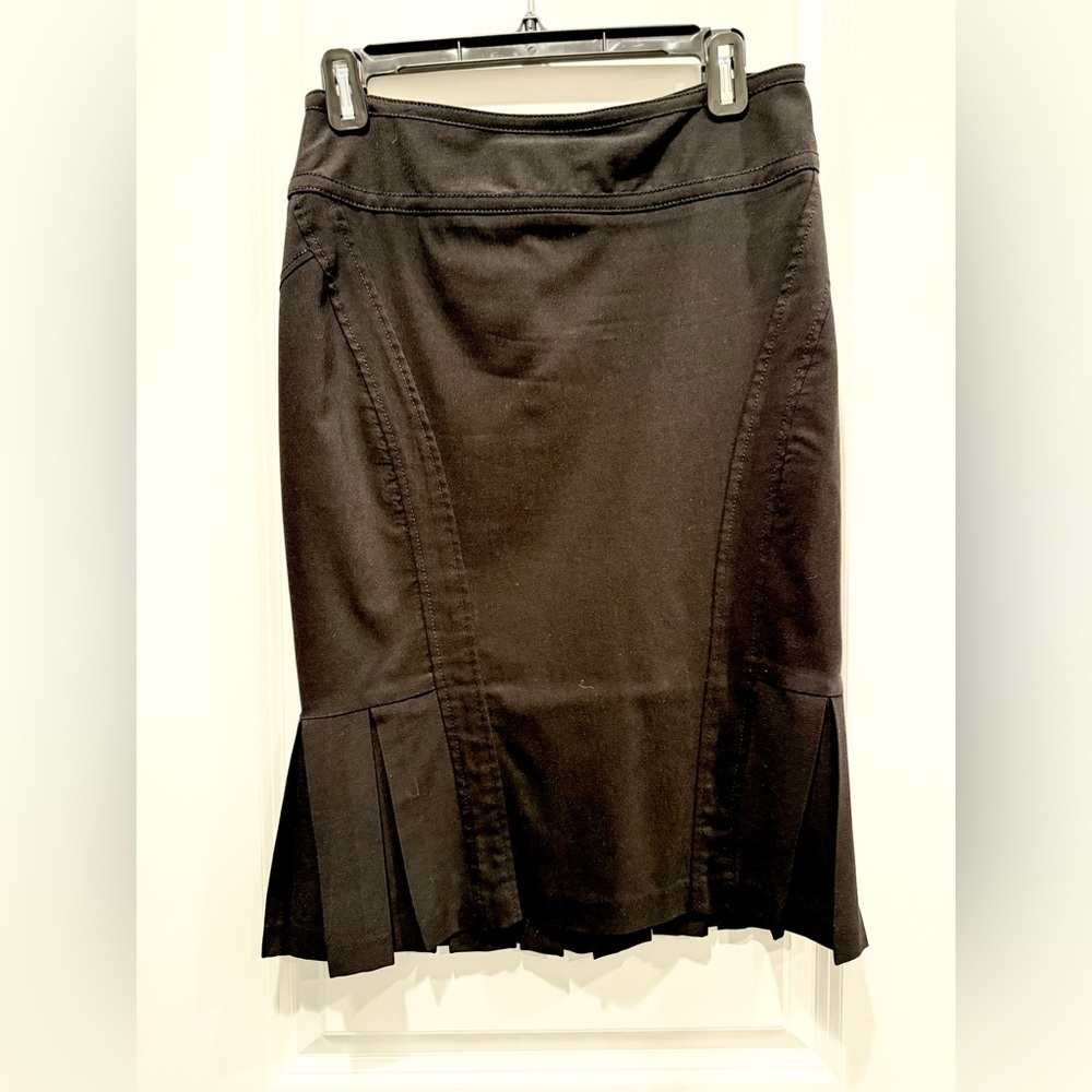 Women’s size 3/4 stretch black pencil skirt. Zip back🖤Ruffle detail on bottom.🖤